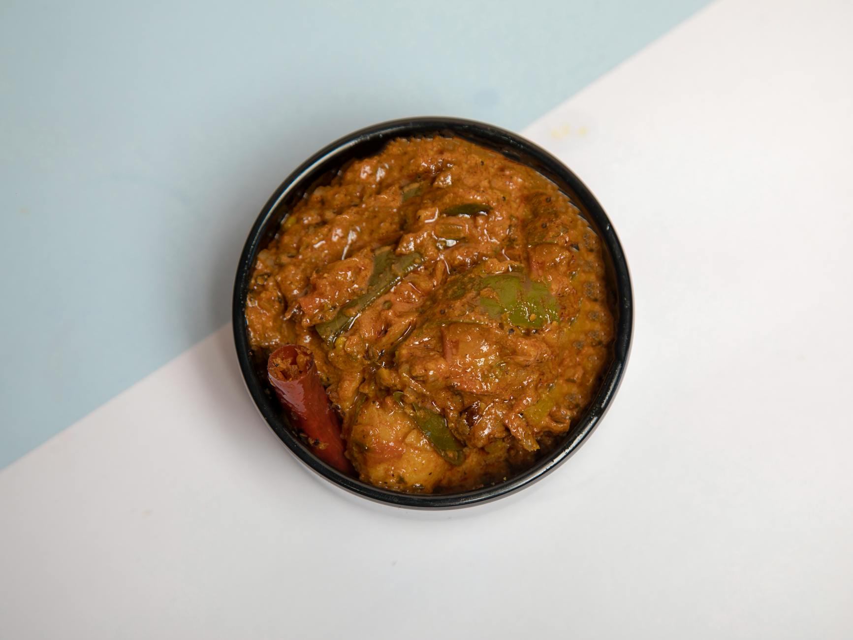 Ajurwedyjskie curry warzywne dla początkujących: przepis, który zawsze się udaje Ajurwedyjskie curry warzywne z przyprawami w czarnej misce z góry