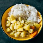 Miska ajurwedyjskiego curry warzywnego z ryżem na domowym obiedzie