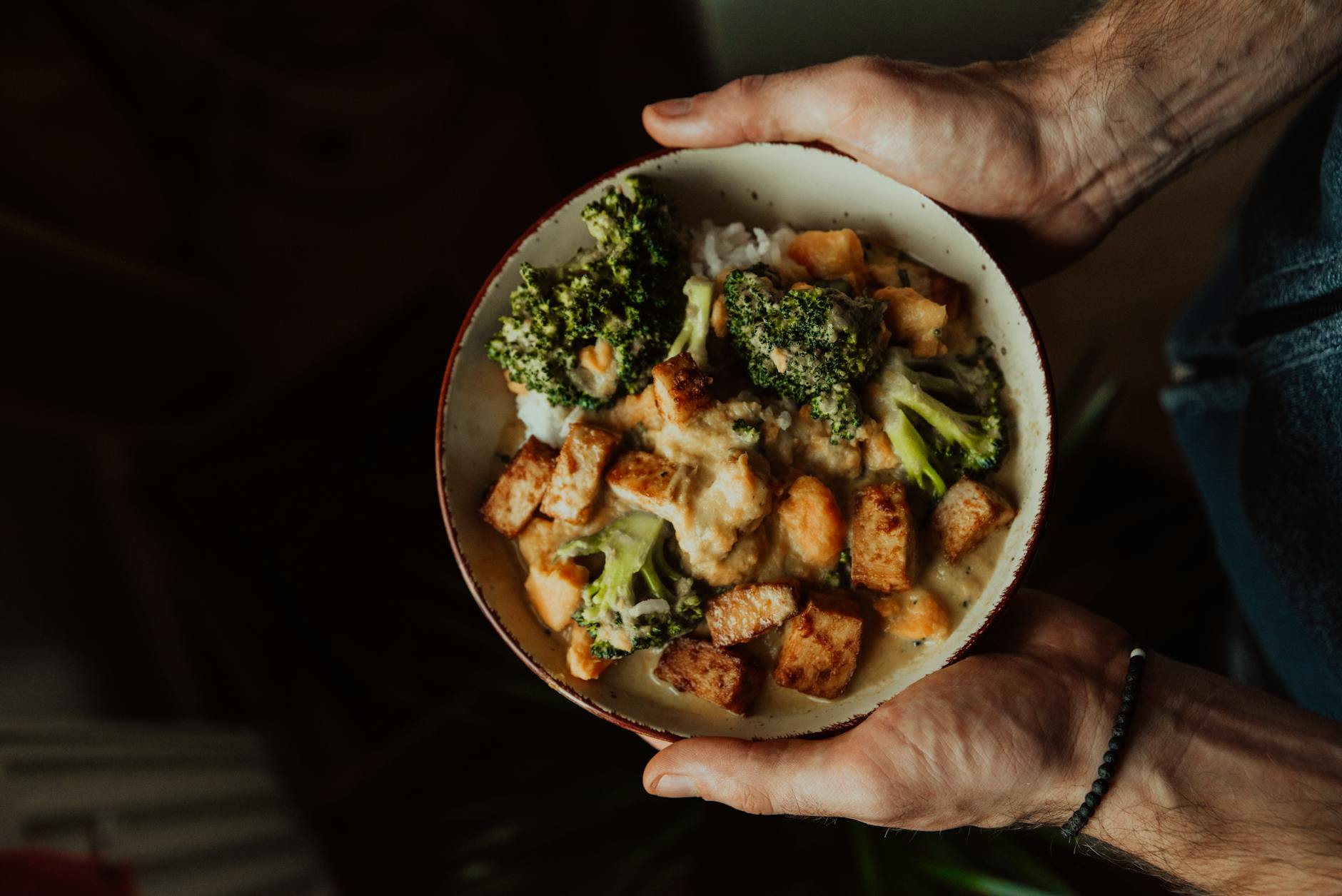 Miska z tofu i brokułami jako lekki, wegetariański posiłek