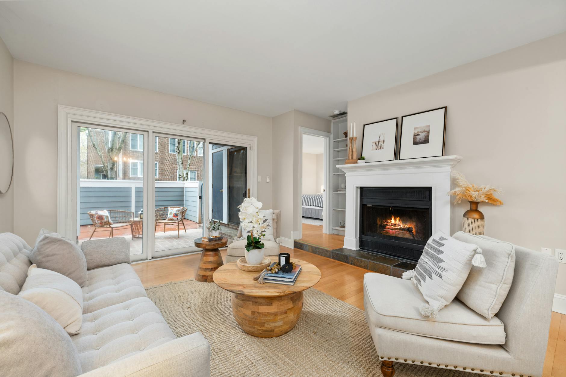 Nowoczesny salon z kominkiem i wyjściem na taras