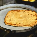 Świeżo usmażony ajurwedyjski chlebek chapati na patelni