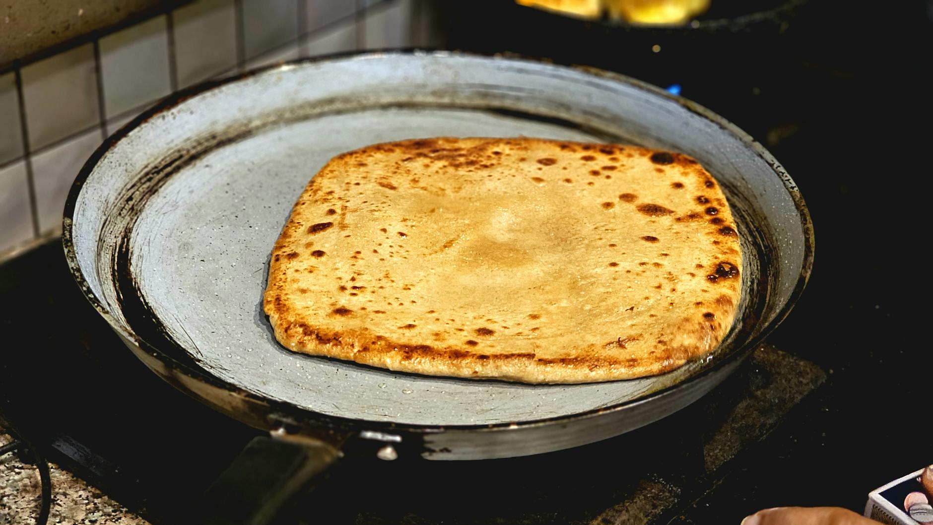 Świeżo usmażony ajurwedyjski chlebek chapati na patelni