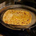 Świeżo usmażony ajurwedyjski chlebek z patelni w zbliżeniu